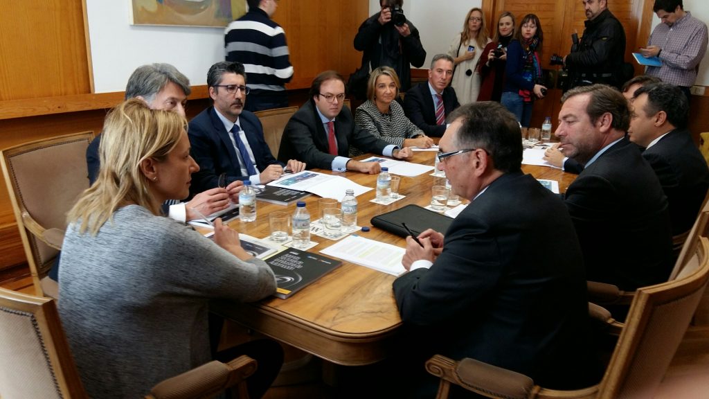 Marta Gastón, en su despacho, con los responsables de ANFAC, SERNAUTO, KPMG y el CAAR.