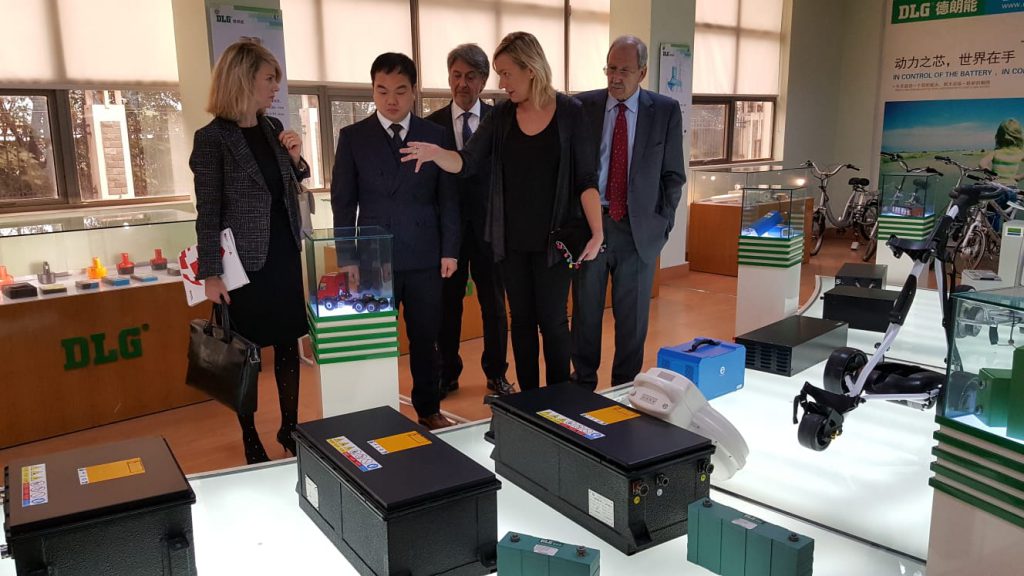 Gastón muestra al fabricante chino de baterías DLG la posición estratégica de Aragón en energía y automoción