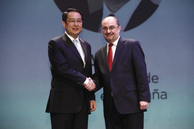 El presidente de Aragón, Javier Lambán, y el embajador de la República Popular China, Lyu Fan.