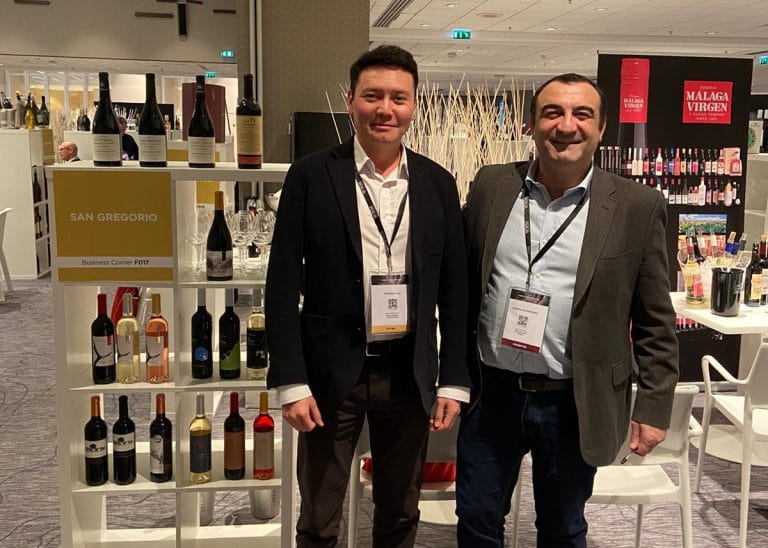 David Blanco, export manager de Bodegas San Gregorio (derecha), posa en el estand de la bodega en los World Wine Meetings junto a Nadir Axanbayev, importador de vinos de la bodega aragonesa en Kazajistán.