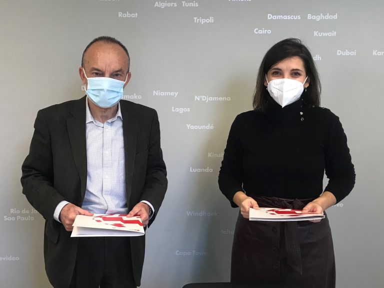 Ramón Tejedor (Arex) y Celia García (CEEIARAGÓN), durante la firma del protocolo de colaboración.