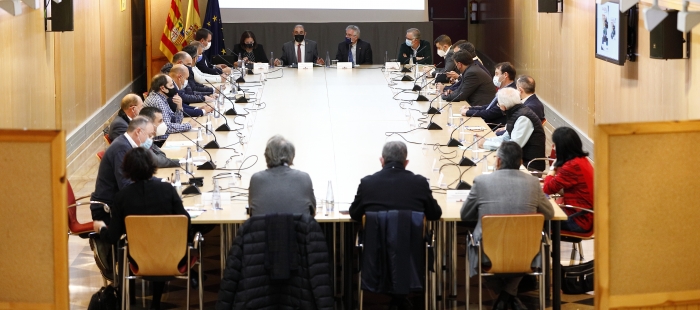 En este momento estás viendo El Gobierno de Aragón y el sector agrícola y ganadero constituyen un foro para avanzar en la defensa de la agroalimentación y sus retos