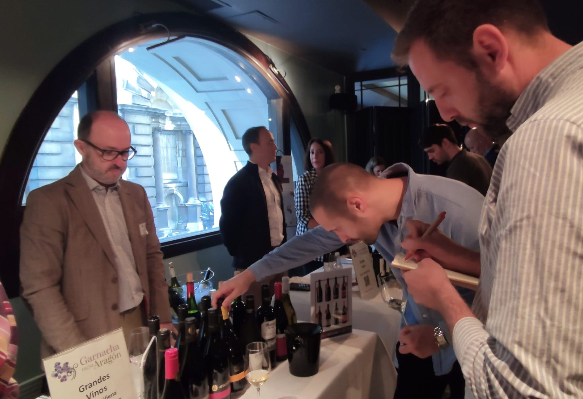 Los vinos aragoneses se presentan en Londres ante el público profesional británico, en un showroom organizado por Aragón Exterior y el Departamento de Agricultura