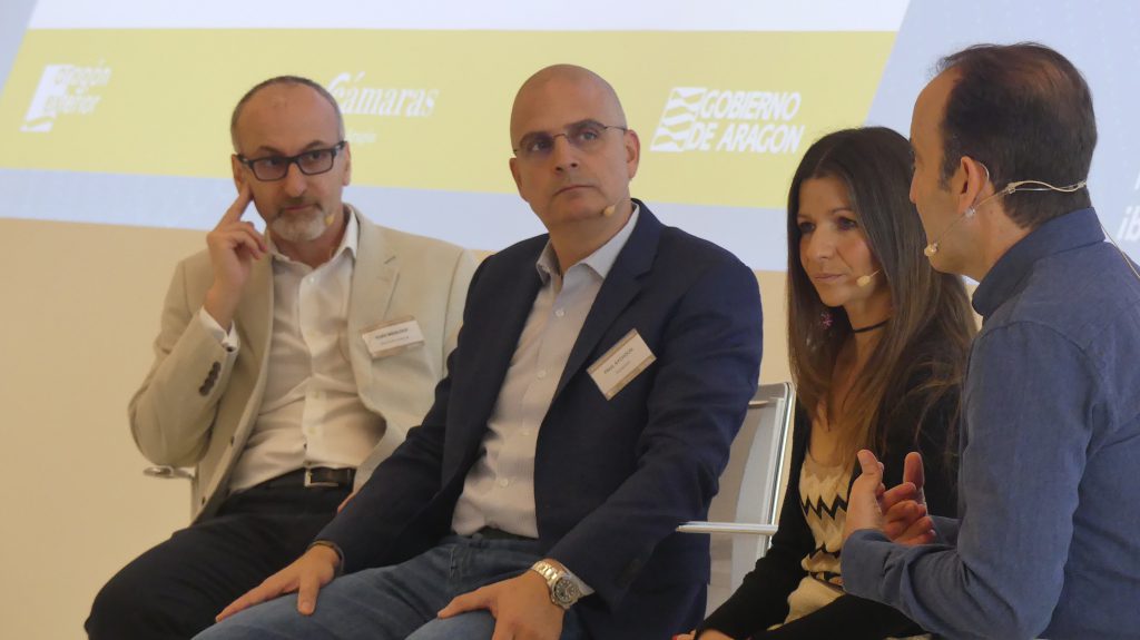 Mesa redonda con Elias Maalouf, vicepresidente adjunto de servicios técnicos y desarrollo en Dusit Hotels and Resorts, Paul Aychouh, director de ingeniería en Kempinski Hotels, y Alicia Pérez, directora-fundadora de Luna Design LLC.