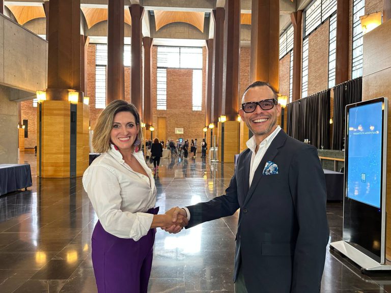 El director general de Cultura del Gobierno de Aragón, Pedro Olloqui, y la presidenta del Clúster Audiovisual de Aragón, Adriana Oliveros, en la inauguración de las jornadas