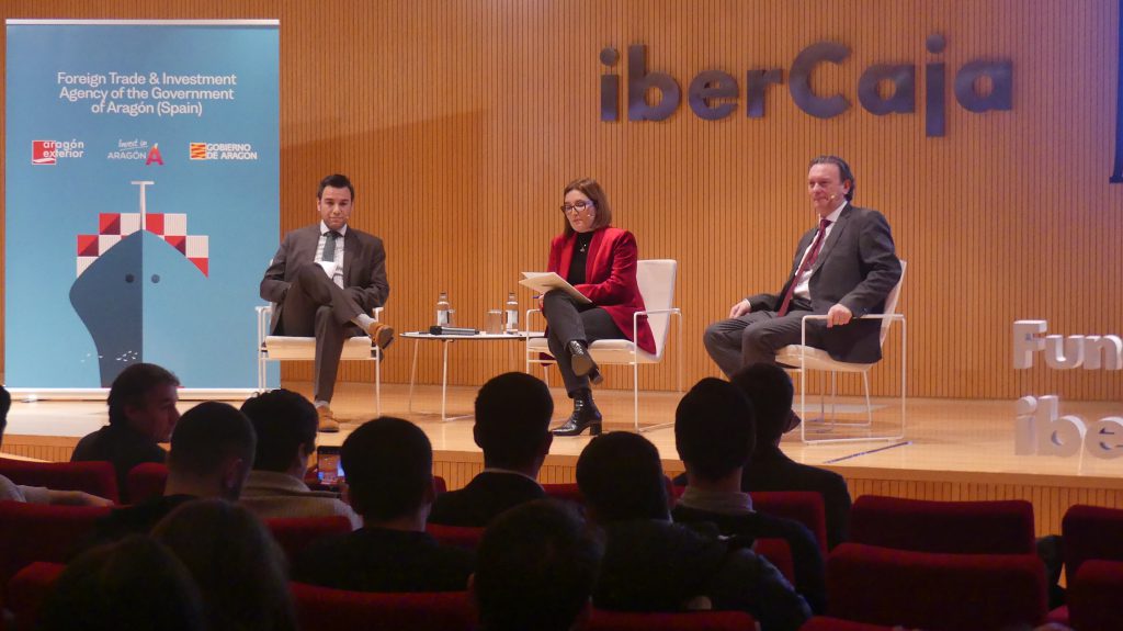 Mesa redonda con Ismael de Marcos, presidente de ATEIA Aragón (izquierda) y Ángel Gil, gerente de ALIA, moderada por Florencia Ferraro (Aragón Exterior)