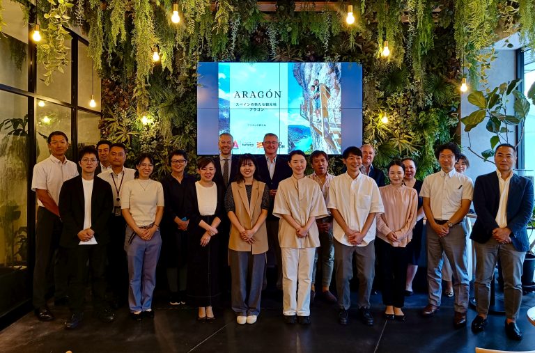 Foto de familia con la veintena de representantes de agencias turoperadores y medios especializados, en Tokio.