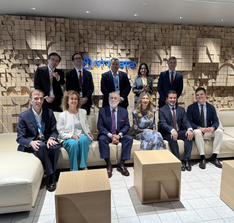 La vicepresidenta Mar Vaquero, junto a parte de su equipo y responsables de NTT Data.