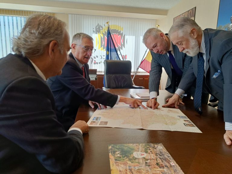 Moncada, Blasco y Ruiz de Lera en la reunión, acompañados por un representante de la embajada española en Japón.