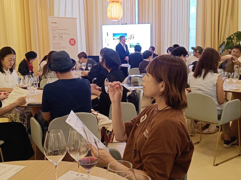 Un momento de la cata de vinos aragoneses que se ha desarrollado en la Exposición Internacional de Osaka. Un momento de la cata de vinos aragoneses que se ha desarrollado en la Exposición Internacional de Osaka.