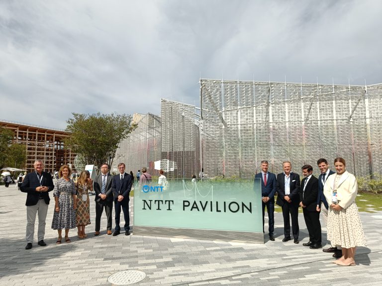 Pie de foto La delegación aragonesa, en la entrada del pabellón NTT Data.