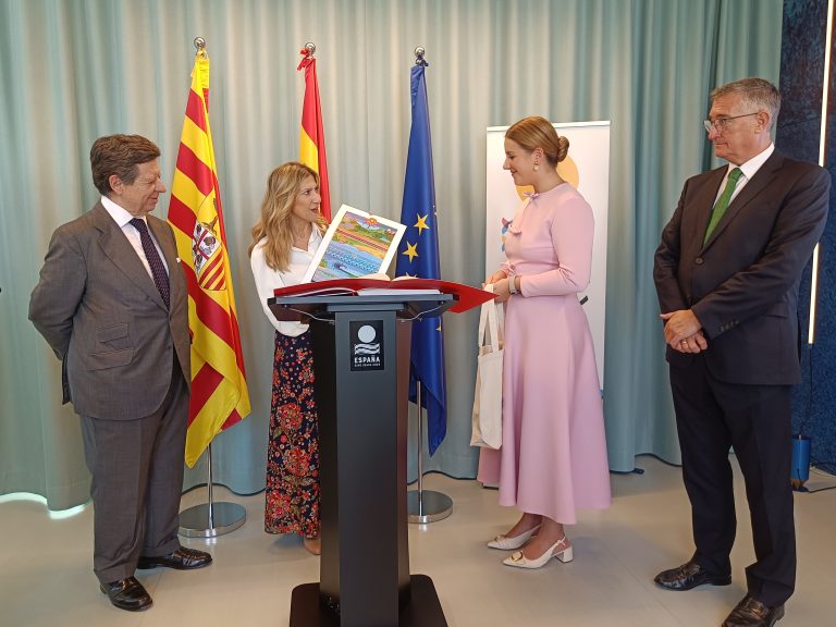 Mar Vaquero entrega la lámina conmemorativa a la comisaría adjunta del Pabellón de España, Paula Roure.