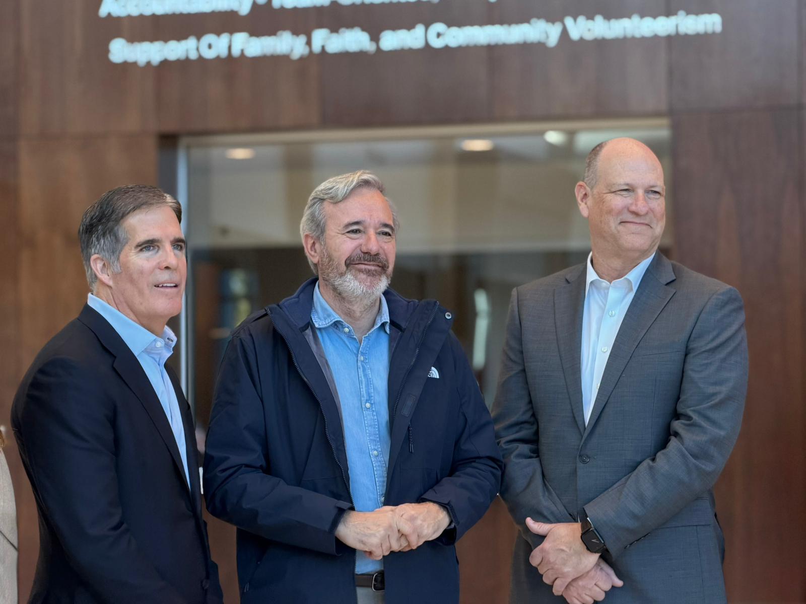 En este momento estás viendo El presidente Azcón visita los centros de datos de QTS en Virginia para “anticipar” las necesidades del mercado laboral y del sector tecnológico