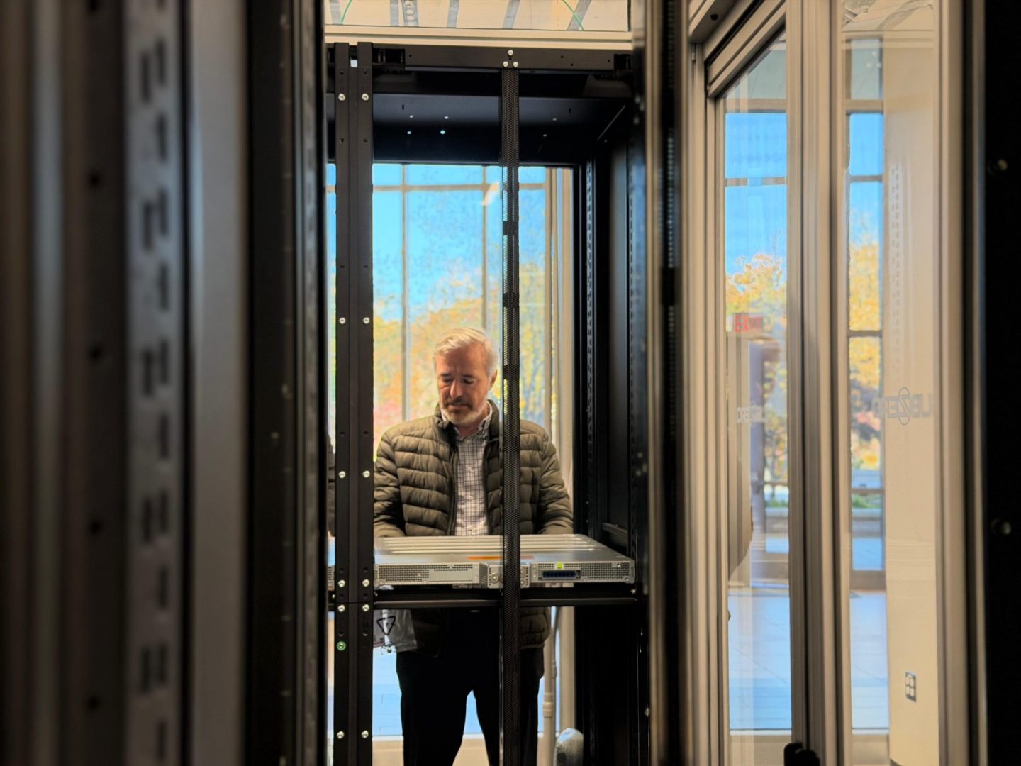 En este momento estás viendo El presidente Azcón conoce los centros formativos de Microsoft que se replicarán en Aragón